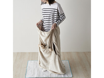 冬のテーマパークやイベント「推し活」現場での待機時間を快適にする「テーマパーク専用着る毛布」を11月14日（金）新発売