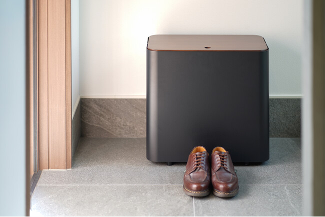 「座る」と「仕舞う」を美しく。玄関のノイズを消し、限られた空間を有効活用するスツール『STOWL』発売