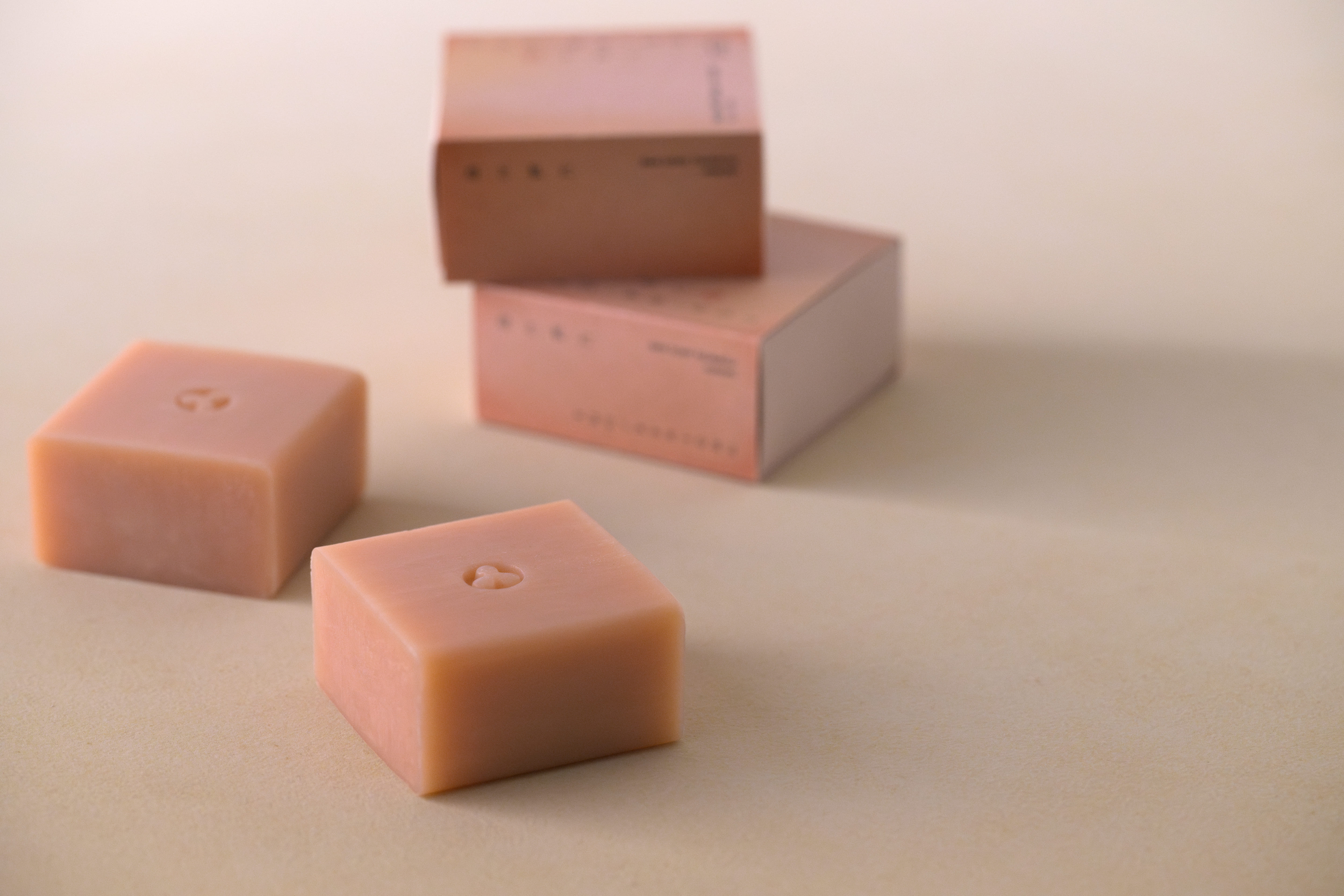 “母のために作った化粧品”が原点のOSAJIと”母への手紙”が刻まれた日本最古の石碑の保全活動をする山名八幡宮がコラボレーション。子から母へ贈るバーソープを2025年4月23日（水）より数量限定発売。