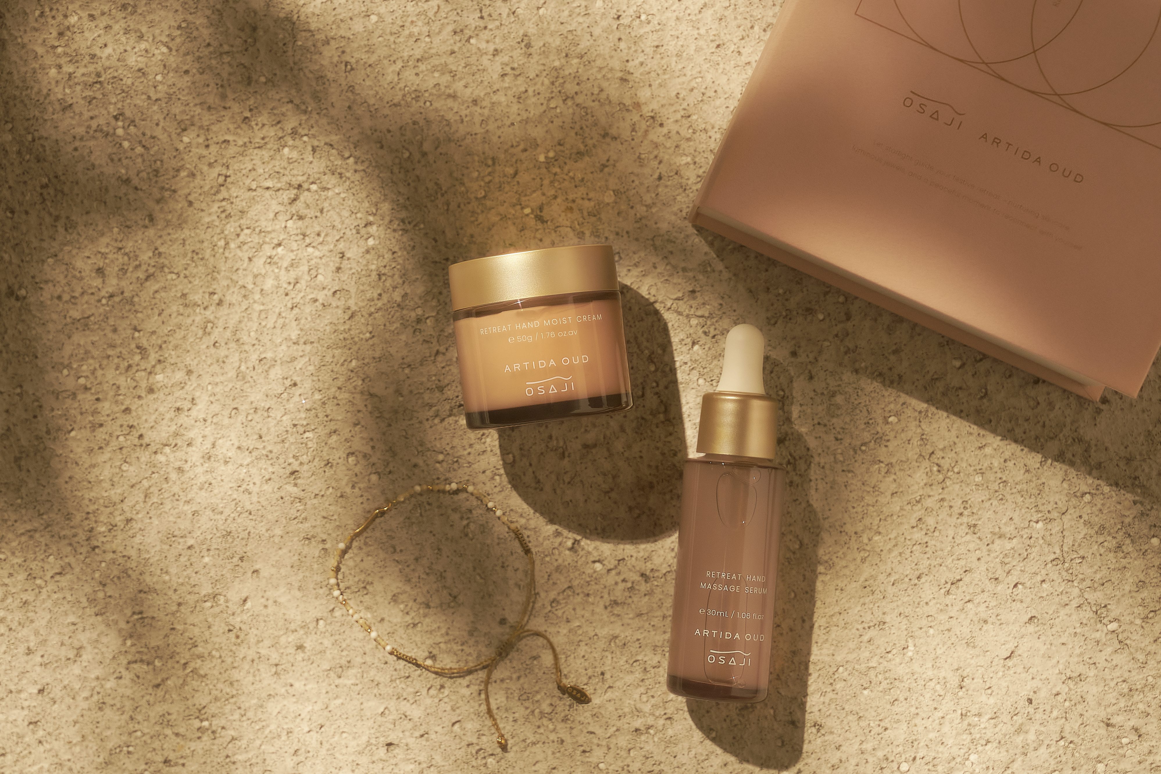 OSAJI（オサジ）より、ジュエリーブランド「ARTIDA OUD（アルティーダ ウード）」とコラボレーションした限定セットをはじめとするコフレを2025年11月12日（水）より数量限定で発売。