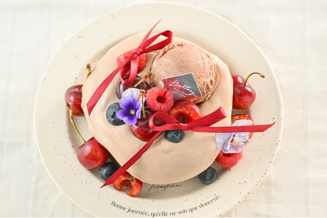 【Buttery Cafe】6月限定！初夏の爽やか「アメリカンチェリーパンケーキ＆ミルフィーユ」新発売