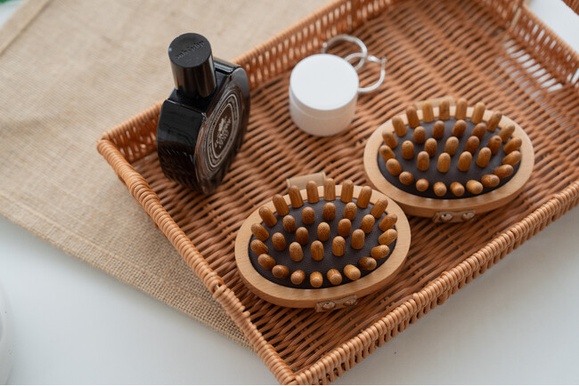 「重だるい日」に、なでて流すだけ。イボ突起×クッションの新感覚。エナイ発、“整う”ケアがついにブラシで誕生！