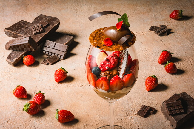 サステナブルなチョコレート×いちごのパフェを、自然派ラグジュアリーリゾート「シックスセンシズ 京都」で提供