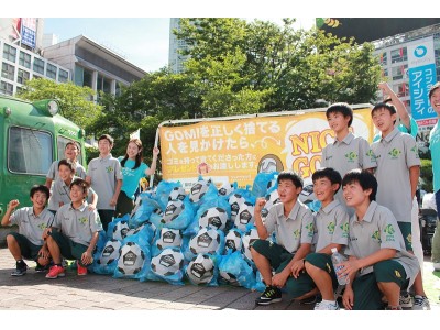 サッカー少年や通行人とともに渋谷でゴミ拾い　カンボジアへ100個のサッカーボールと石けんを届ける