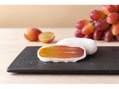流通量が極めて少ない希少ぶどう「ジェリービーンズ」を大福に。まるでお菓子のような愛らしい姿と濃厚な甘さのフルーツ大福が、弁才天より数量限定発売