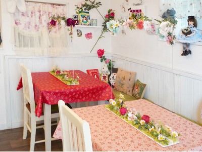 おもわず写真を撮りたくなる！兵庫・西宮のマイペリドットカフェ、花をぐるりとアレンジした”フォトフレーム風”飛沫防止パーテーションを制作。