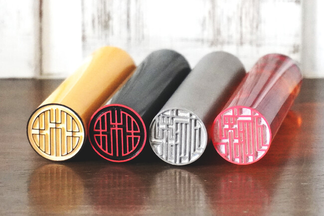 プレスリリース「自分の名前がロゴマークや迷路に！？図形と文字の美しさが融合したタイポグラフィーはんこ「TYPO」より、マニアックな新作デザイン「LOGOTYPE（ロゴタイプ）」「MASE（メイズ）」が登場」のイメージ画像