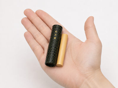 はんこレスの時代に、卒業記念品の定番がエモすぎる進化！青春の記憶がよみがえる卒業証書入れ風印鑑ケース「手のひらの卒業式」爆誕