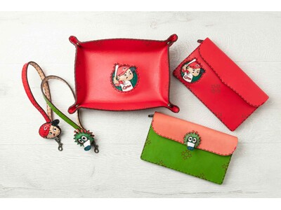 プロ野球球団「広島東洋カープ」とハンドメイドレザーブランド OJAGA DESIGN とのコラボレーションによる 新作レザーアイテムの登場です ＜新作＆復刻商品 全26アイテムが一挙に登場＞