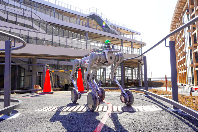ポケット・クエリーズ、鴻池組と共同で四足歩行ロボットの「ライントレース機能」を開発 ー 大阪・夢洲での自律走行実験に成功