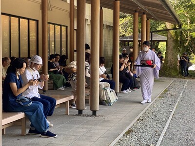 伊勢神宮へ抹茶の奉納を続けて80年。丸久小山園がゆかりの抹茶「千木の白」を参拝者へ無料呈茶