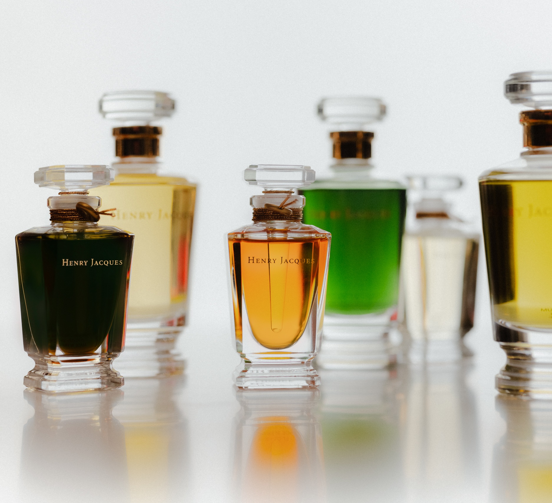 阪急メンズ大阪 1階にて、〈アンリ・ジャック〉が期間限定ポップアップストアをオープン。革新と伝統が融合した香りをご提案いたします。