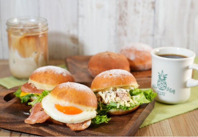 【大阪・梅田】アロハカフェパイナップル梅田茶屋町店、開店2ヶ月で人気No.1は「マラサダ」。11月1日から全国でも珍しい“具材入りマラサダサンド”モーニングをスタート