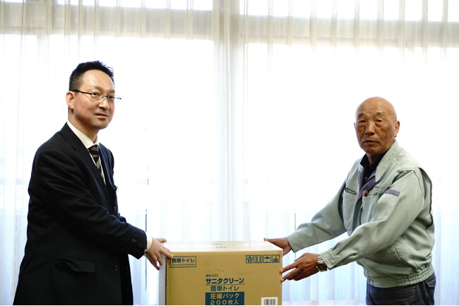 橋本組が「亀の井ホテル」に携帯トイレを寄付