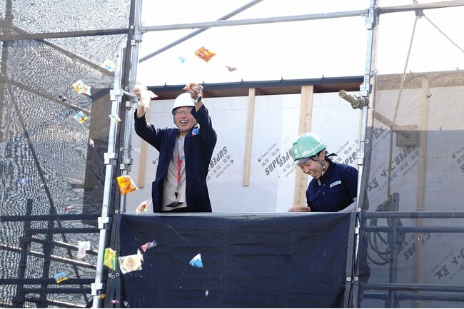 未来型住宅の上棟を、地域の伝統で祝う　黒石モデルハウス上棟記念「もちなげ」開催 　GX志向とDX思想をつなぐ一日