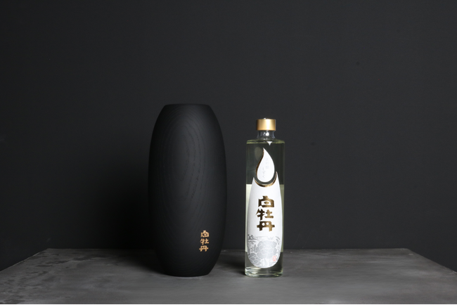 【時の流れが織りなす至高の調和】広島の老舗酒造・白牡丹酒造株式会社 × 株式会社イワタ木工 初のコラボレーション
