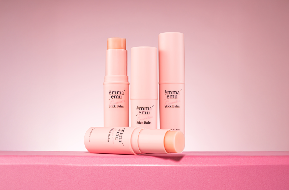 いつでもケアして、朝も夜もうるツヤ肌キープ！emma emu encantar Stick Balm「スティックバーム」＜スティック状美容液＞登場