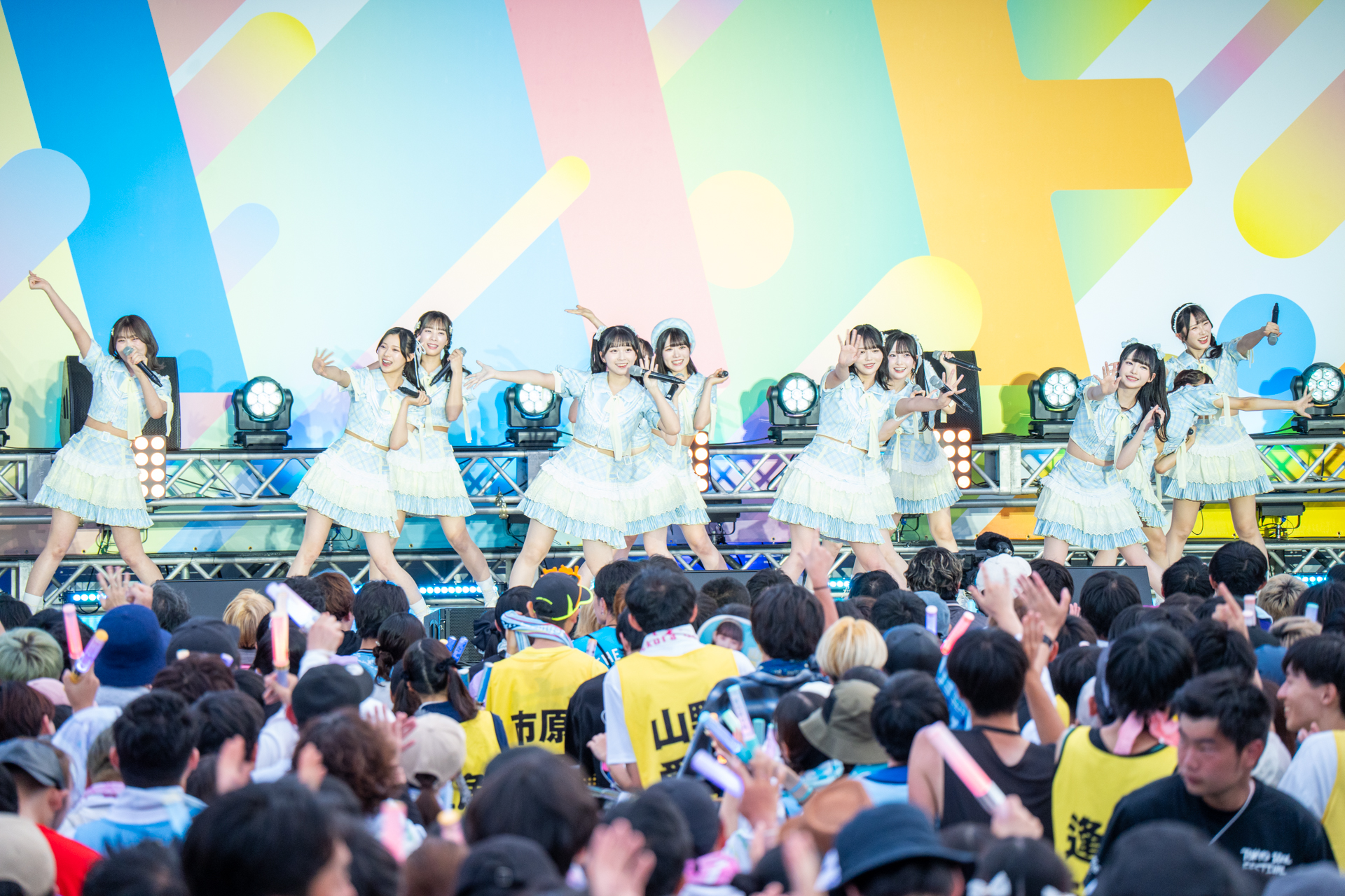 指原莉乃プロデュース「≒JOY」。　TOKYO IDOL FESTIVAL 2025にて、野外メインステージ「HOT　STAGE」に登場し、フェスならではの熱いライブパフォーマンスを披露！