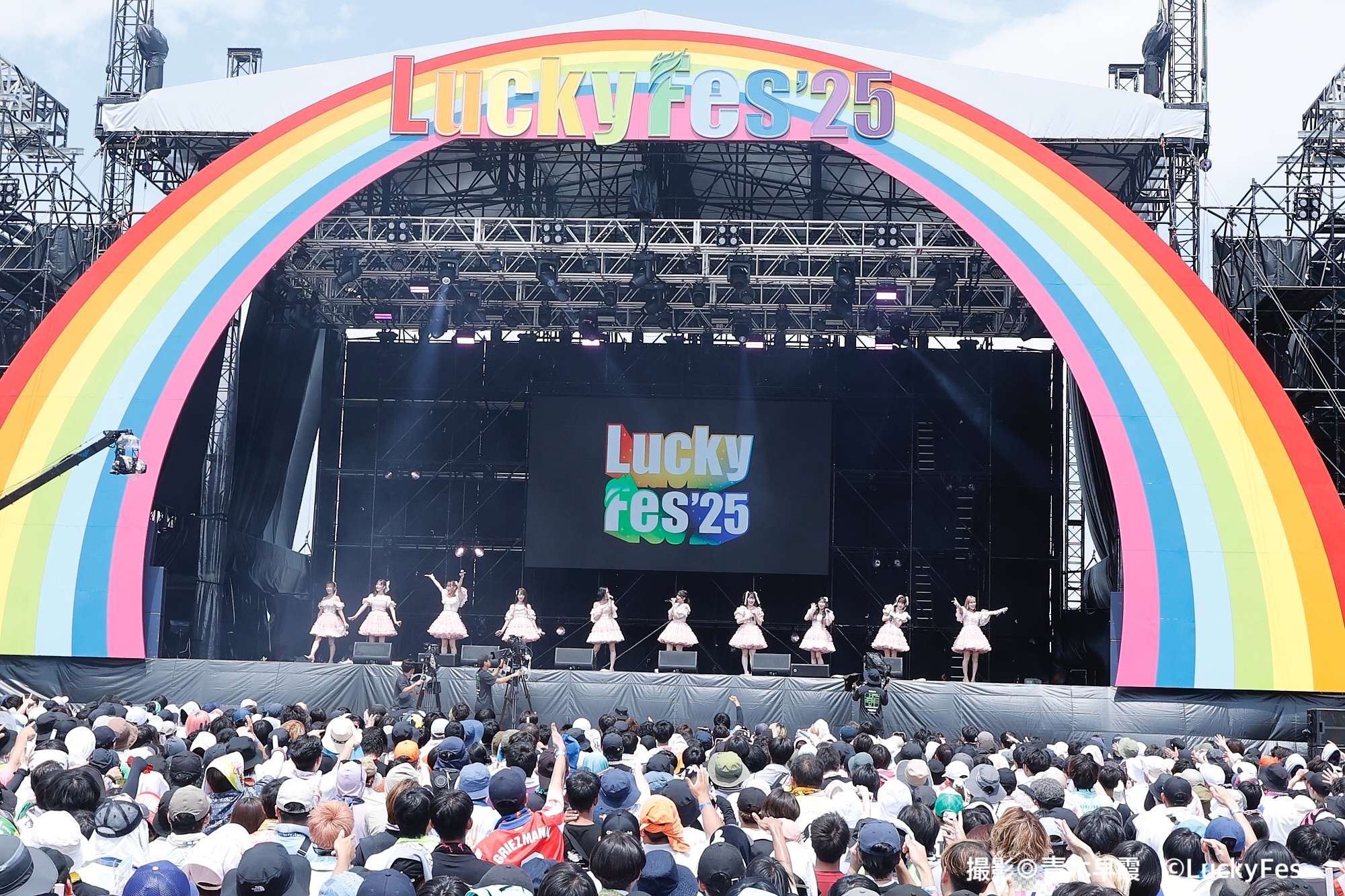 指原莉乃プロデュースのアイドルグループ ＝LOVE。茨城県・国営ひたち海浜公園にて開催中の野外音楽フェス「LuckyFes’25」 に出演！解放感ある野外ステージにて熱気溢れえるパフォーマンスを披露！