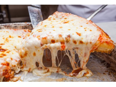 【ピザの日限定】厚さ3センチ・とろけるモッツァレラチーズのマルゲリータを１ピース￥500で提供！もちもちの生地と底部分のカリカリ食感がクセになる！！