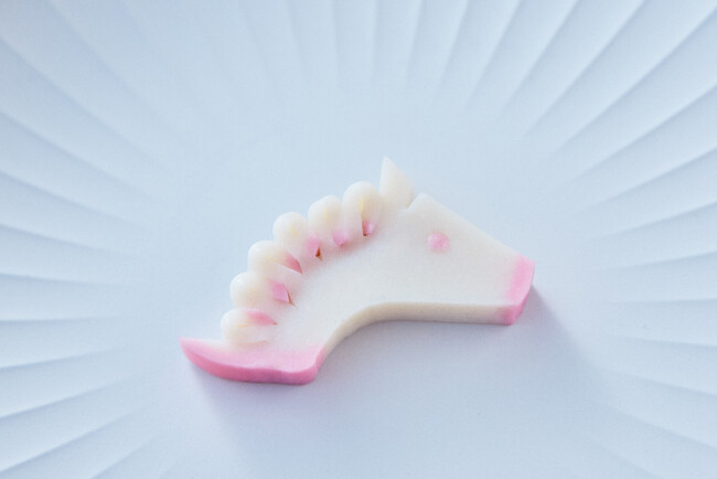 かまぼこ1切れが干支アートに。鈴廣の“かまぼこソムリエ”考案。2026年「午」飾り切りを公開