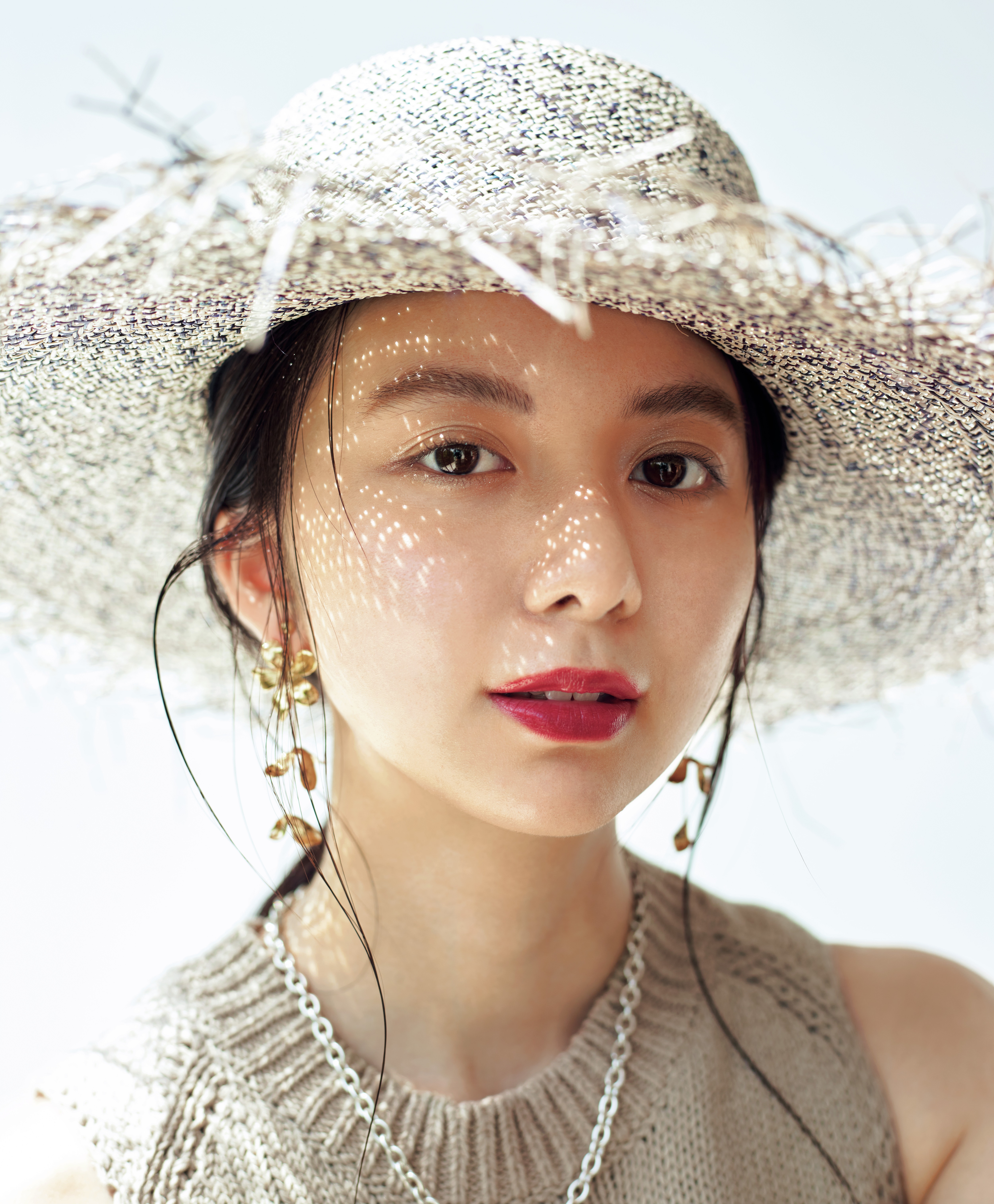 上白石萌歌、“太陽光盛れメイク”で大胆イメチェン! ドラマティックな６Lookに注目
