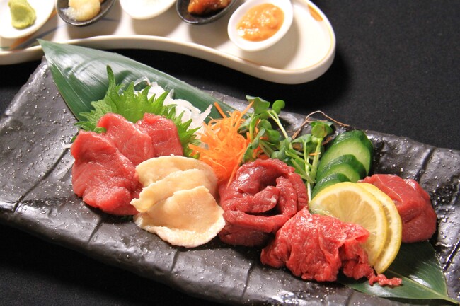 71％割引の829(バニク)円！年に一度の“馬肉祭り”8月29日・馬肉の日に馬刺しの5種盛りを大特価でご提供！　大衆馬肉酒場 馬王 十三店