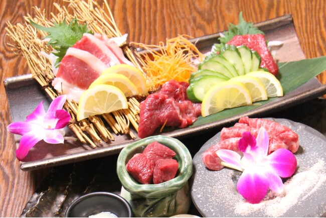 100％純国産。契約牧場「佃牧場」の馬刺し5部位を味わう夏限定企画を開催｜純国産馬刺しと朝引き鶏 にほんいち 大阪堺筋本町店