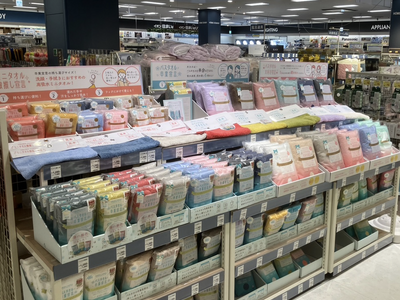 「バスタオル卒業宣言」イオン九州で全27色展開が好調。色を選べる楽しさが売り上げ増加に繋がる。