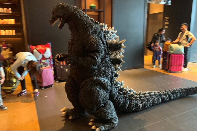 【ホテルグレイスリー新宿】開業10周年イベント「HOTEL GRACERY SHINJUKU 10th Anniversary」　“ゴジラ支配人”がロビーに出現！記念グリーティング