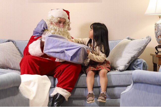 【ホテル椿山荘東京】サンタクロースからプレゼントのお渡しと記念撮影が付いた クリスマス限定ステイプランが10月9日より予約開始