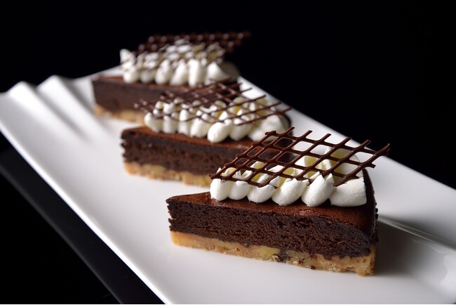 【ホテル椿山荘東京】バレンタインシーズンに、華やかな新作ショコラスイーツが登場「ショコラヴァプール」「トンカ豆香るショコラケーク」を1月1日より販売