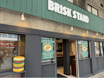 新店舗！日本一に輝いた“和食にかぶりつけ”で話題のグルメバーガーショップ『BRISK STAND』が足立...