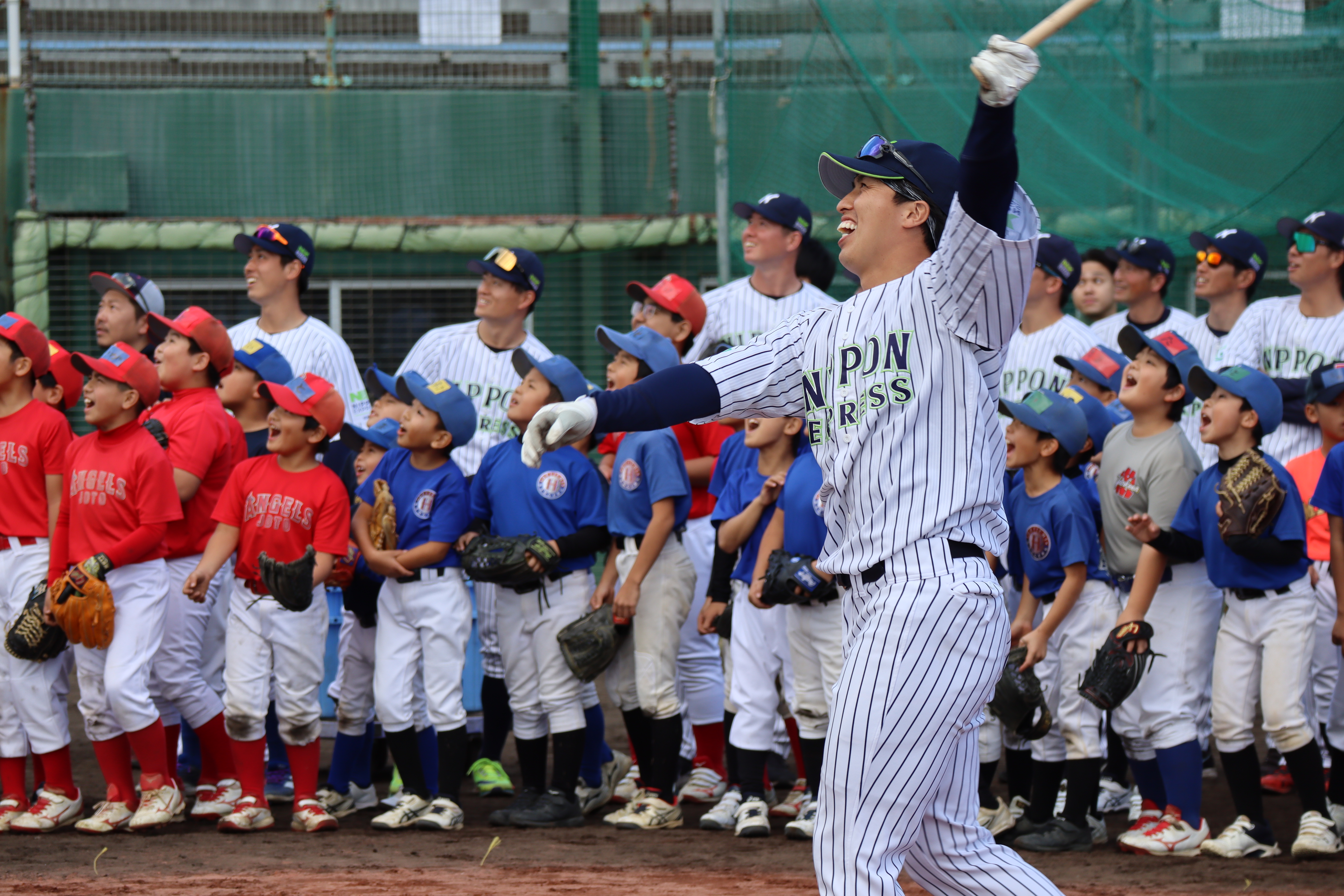 日本通運野球部、宮古島での春季キャンプで地域の球児たちと交流