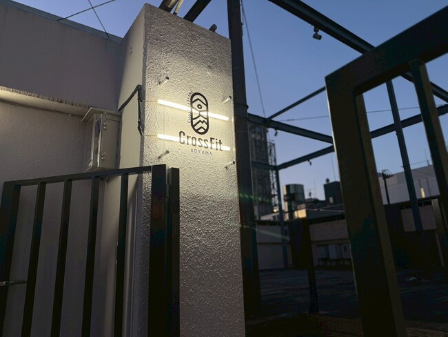 青山の一等地の青空の下でチルアウト！CrossFit Aoyamaで“運動×テレワーク×くつろぎ”を叶える屋上空間が誕生！