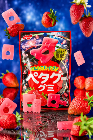 薄くてかたい“前人未踏食感”の人気グミ「ペタグーグミ」からシリーズ初のいちご味が登場!「ペタグーグミ いちご味」~噛むほどに広がる、香り高く甘酸っぱい濃厚ないちごの味わい~
