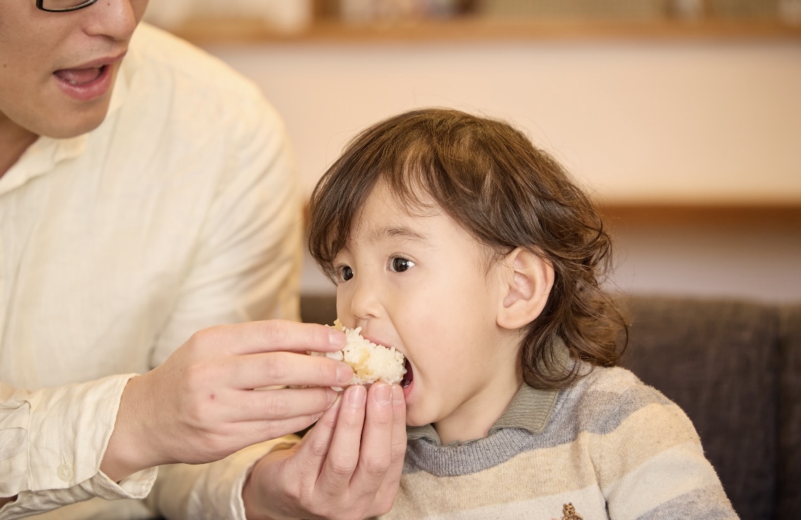 「考えない」で、朝から握るだけ。国産・無添加・お出汁の味覚で、子どもの“噛む力”まで育む「混ぜごはんの素」を新発売