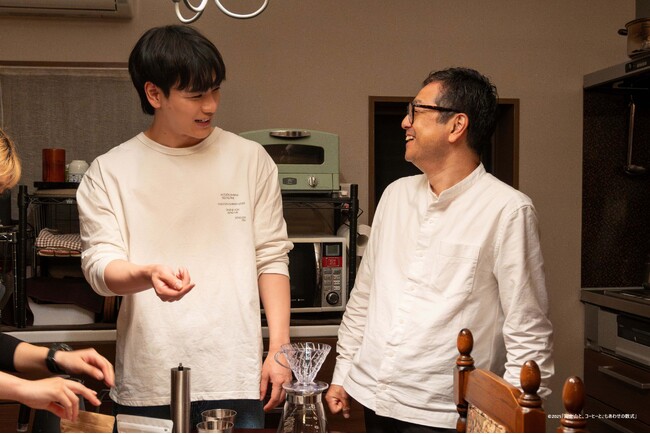 UCCグループの上島珈琲店虎ノ門店が映画のロケ地に。主演豆原一成さん（JO1）にUCCコーヒーアカデミー専任講師が現場でコーヒー技術指導も！映画『富士山と、コーヒーと、しあわせの数式』10月24日公開