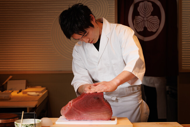 動画総再生数3,200万回越え、SNSで話題の寿司職人が大将に就任！ 高級鮨の味わいをリーズナブルな価格で提供する「鮨 華林」が5月23日に東京・両国にオープン