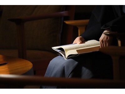 【スマホを置いて、本を読む旅へ】梅雨限定"読書没入"企画「読月（よみつき）」開始　（江田島荘）