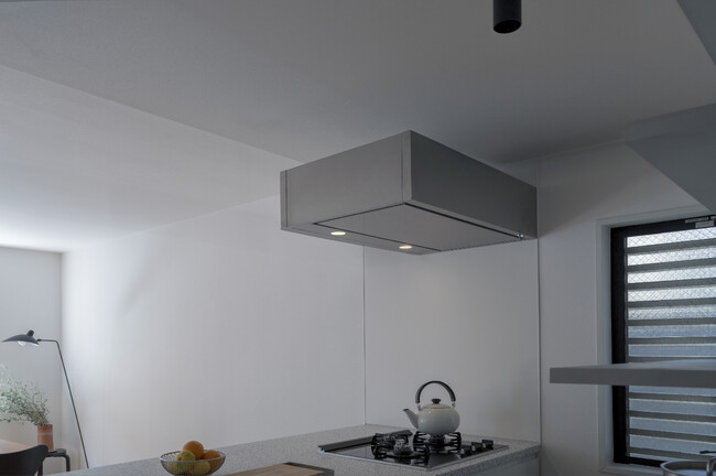 袖壁もダクトカバーも要らない、ペニンシュラキッチン専用の「フラットサイドフード」を新発売
