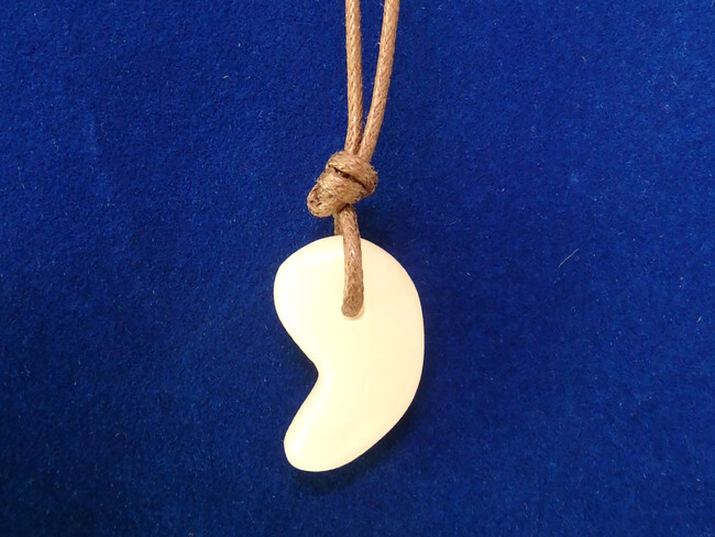 山梨県曽根丘陵公園の人気企画！夏休みの思い出に！勾玉(まがたま)を作ってみよう！8/3(日)・9(土)・11(祝)・17(日)の4日間「勾玉ペンダントづくり体験」イベントを開催！