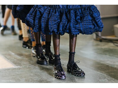 JIMMY CHOO、ノワール ケイ ニノミヤとのコラボレーションアイテムをローンチ