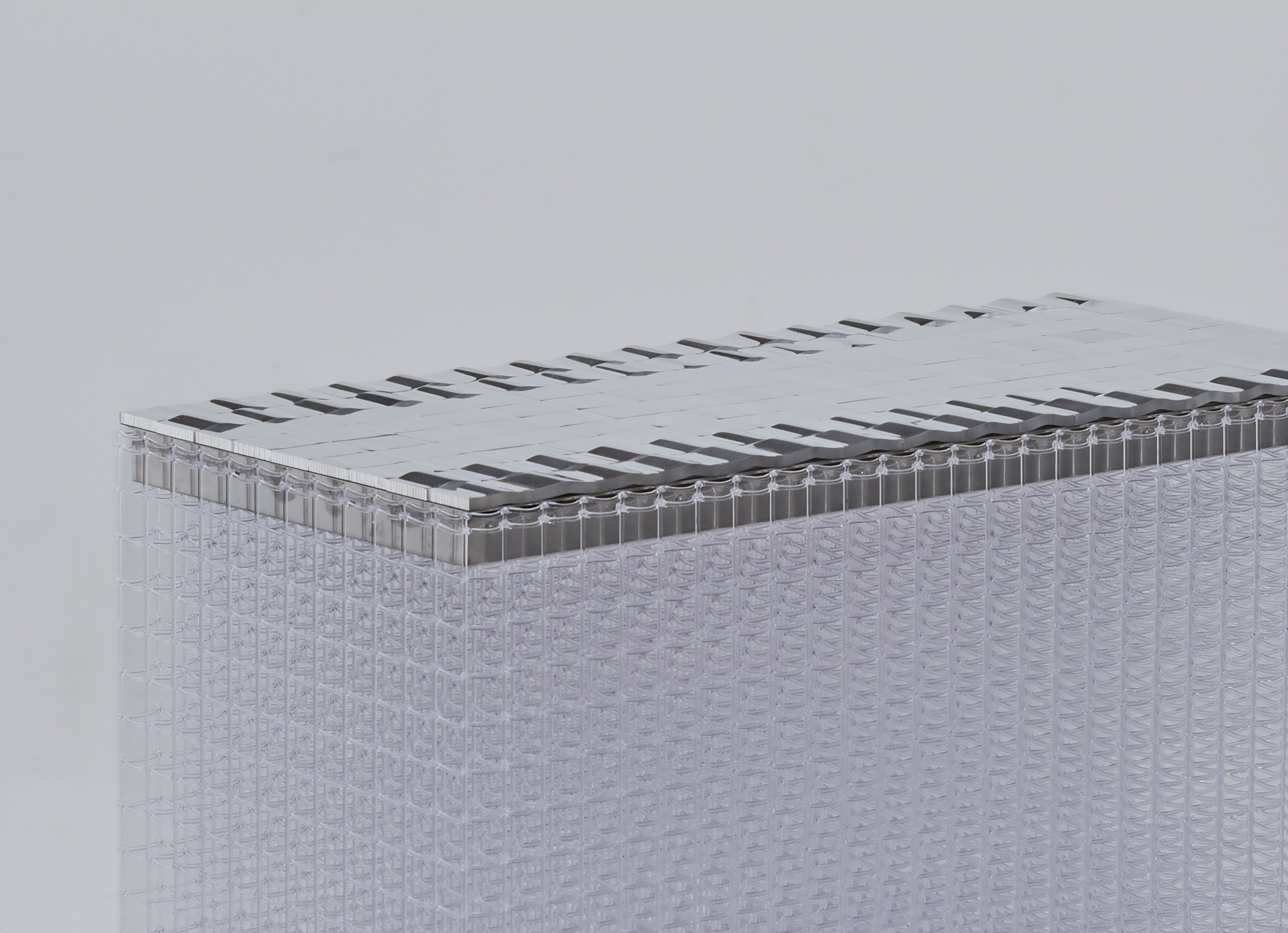 デザインブランド「130」が、DAIKANとの協働により《FLUX TABLE》をミラノデザインウィーク2026で発表