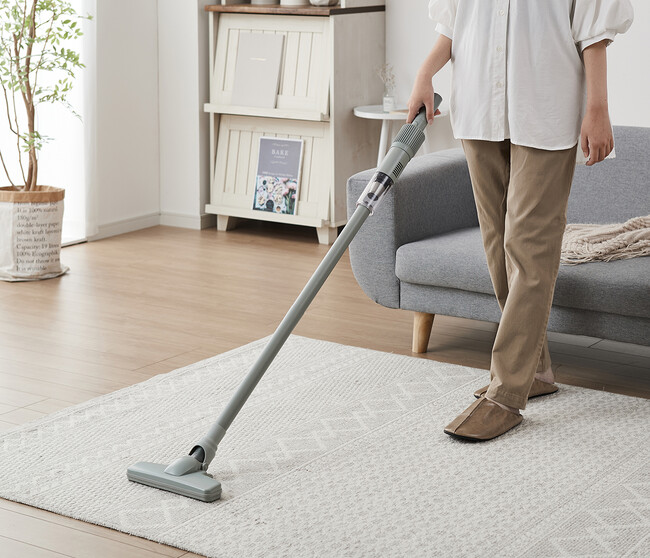 気づいた時にサッと使える超軽量520g。simplusからパワフル吸引の2WAYコードレス掃除機を新発売。