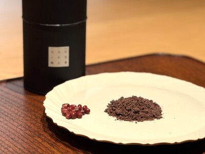 茶寮「九九九」がオープン１周年を記念し、期間限定の味わいの「利休望」と「小豆焙じ茶」・「九九九ノ水出し煎茶」を販売開始。