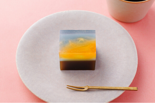 宍道湖の夕景を、和菓子に込めた秋限定・ほうじ茶羊羹「茜」今年はさらに空のグラデーションを追求しました。