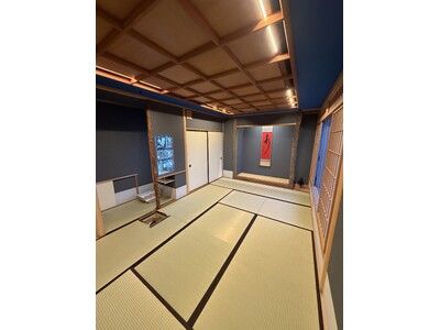 【UESHIMA MUSEUM】『幹槐庵』― 日本の伝統美と現代アートが融合する茶室で、自ら抹茶を点て、...