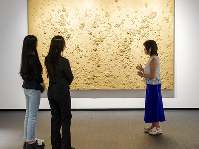【UESHIMA MUSEUM】現展示で最後のAirbnb特別体験ツアー。英語回・日本語回をそれぞれ開催。