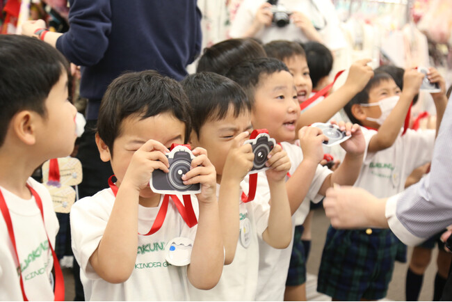 山口県内の幼稚園に通う年長さんを店舗に招いて「写真撮影と手作りフォトフレーム制作」ワークショップを無料開催